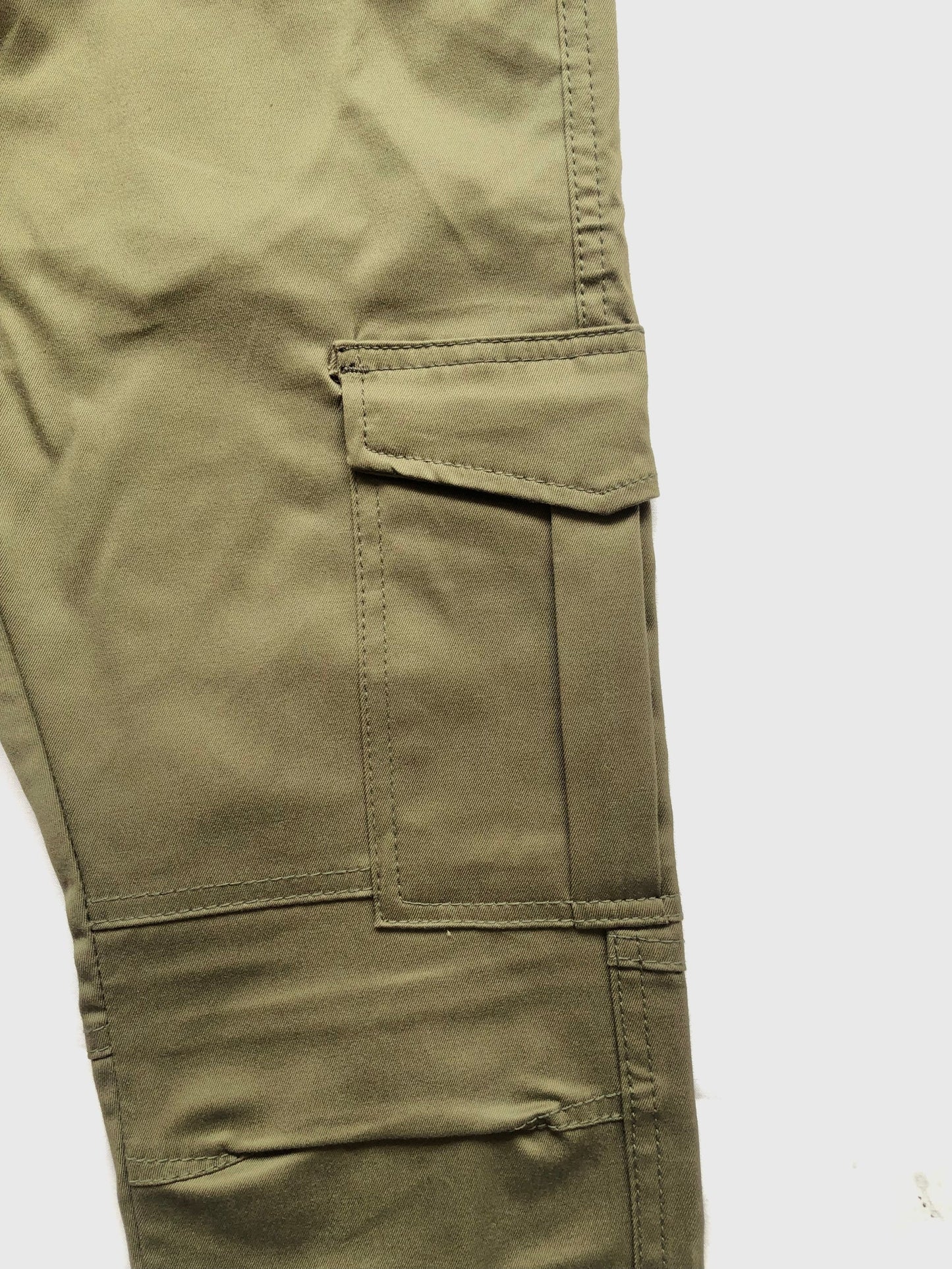 Relaxed Fit Cargo Pants in Attractive Green Color